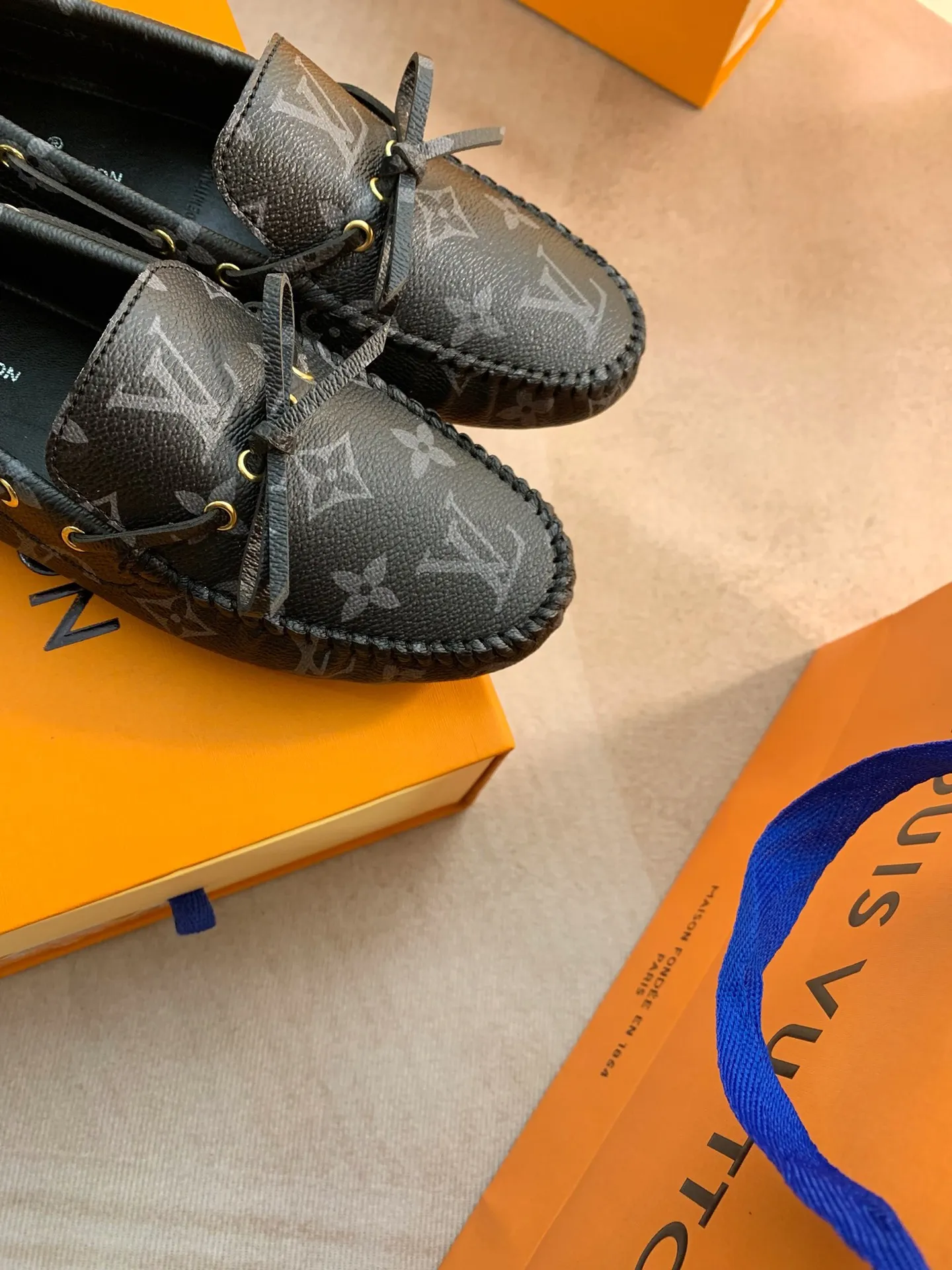 p460💰Couple model❤️🇫🇷 𝙇𝙤𝙪𝙞𝙨 𝙑𝙪𝙞𝙩𝙩𝙤𝙣 🇫🇷Louis Vuitton 2023 Classic𝓛𝓿 𝓣𝓻𝓪𝓲𝓷𝓮𝓻 Sports Series ➪➪➪¯ [Arizona Doudou Shoes Series] ▪️▪️▪️Arizona slip-on shoes are made of Monogram Eclipse canvas. Its hand-painted and dyed edges and hand-sewn uppers fully demonstrate Louis Vuitton's traditional shoemaking craftsmanship. This slip-on shoe is very lightweight. The integrated tongue and upper make it particularly comfortable and flexible. The soft outsole is equipped with rubber padding. Decorated with matching sash. Detailed features: ☑️Monogram Eclipse canvas ☑️Black Eclipse pattern ☑️Hand-painted shoe edges ☑️Hand-sewn uppers (each pair takes time to process) ☑️Integrated tongue and upper construction ☑️Outsole equipped with rubber lining ☑️size: 35_46
